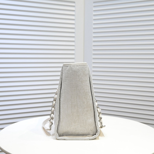 シャネルバッグ背面デザイン